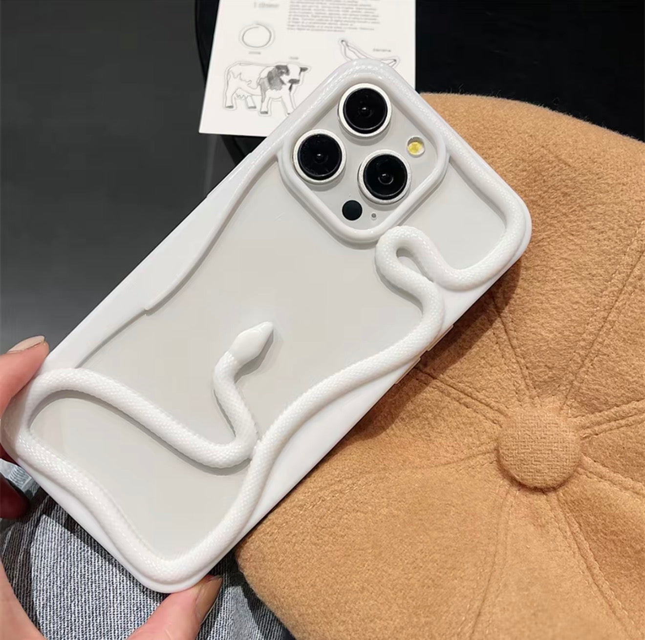 Snake Cutout Case – iPhone 16/15/13/12 Trend Style