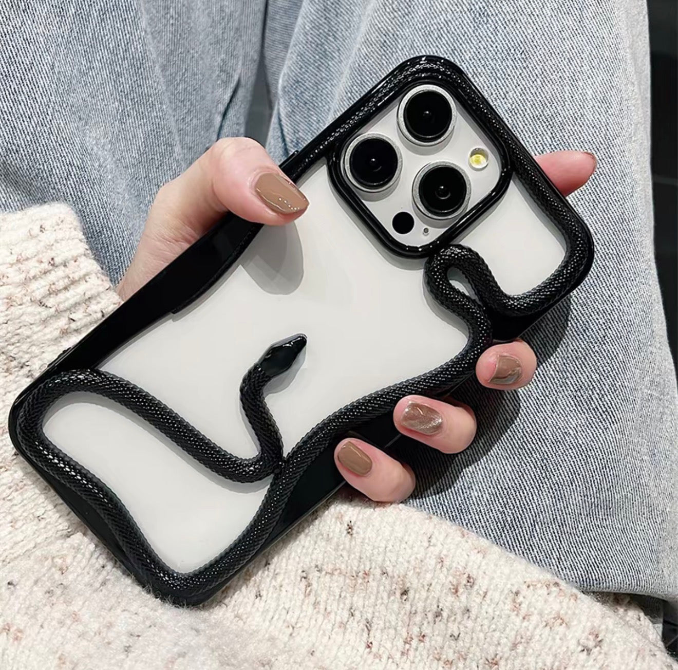 Snake Cutout Case – iPhone 16/15/13/12 Trend Style