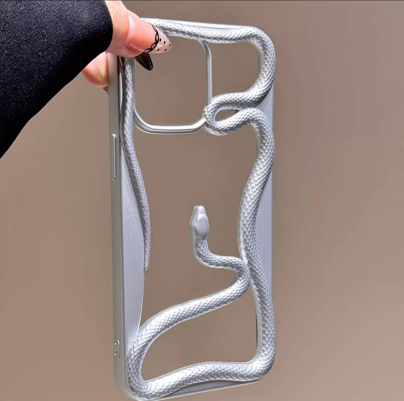 Snake Cutout Case – iPhone 16/15/13/12 Trend Style