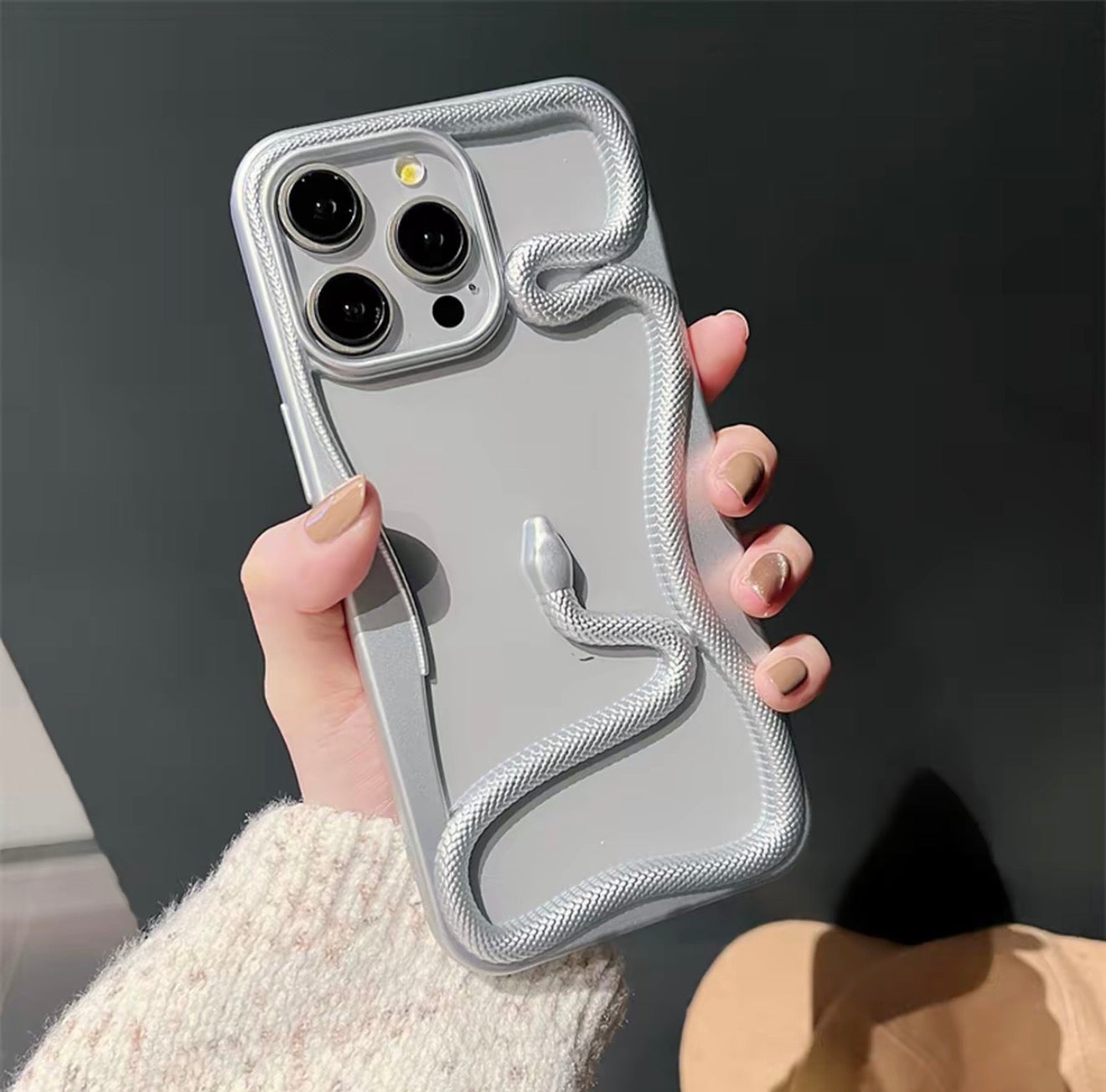 Snake Cutout Case – iPhone 16/15/13/12 Trend Style