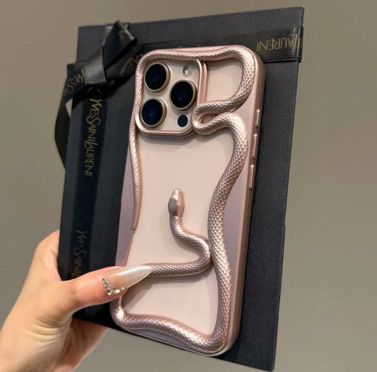 Snake Cutout Case – iPhone 16/15/13/12 Trend Style